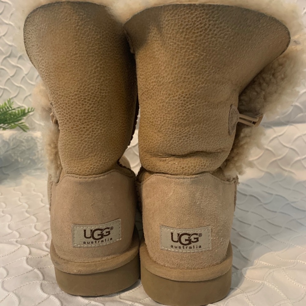 Ugg Bailey button short boot size 9, tan - Picture 5 of 9